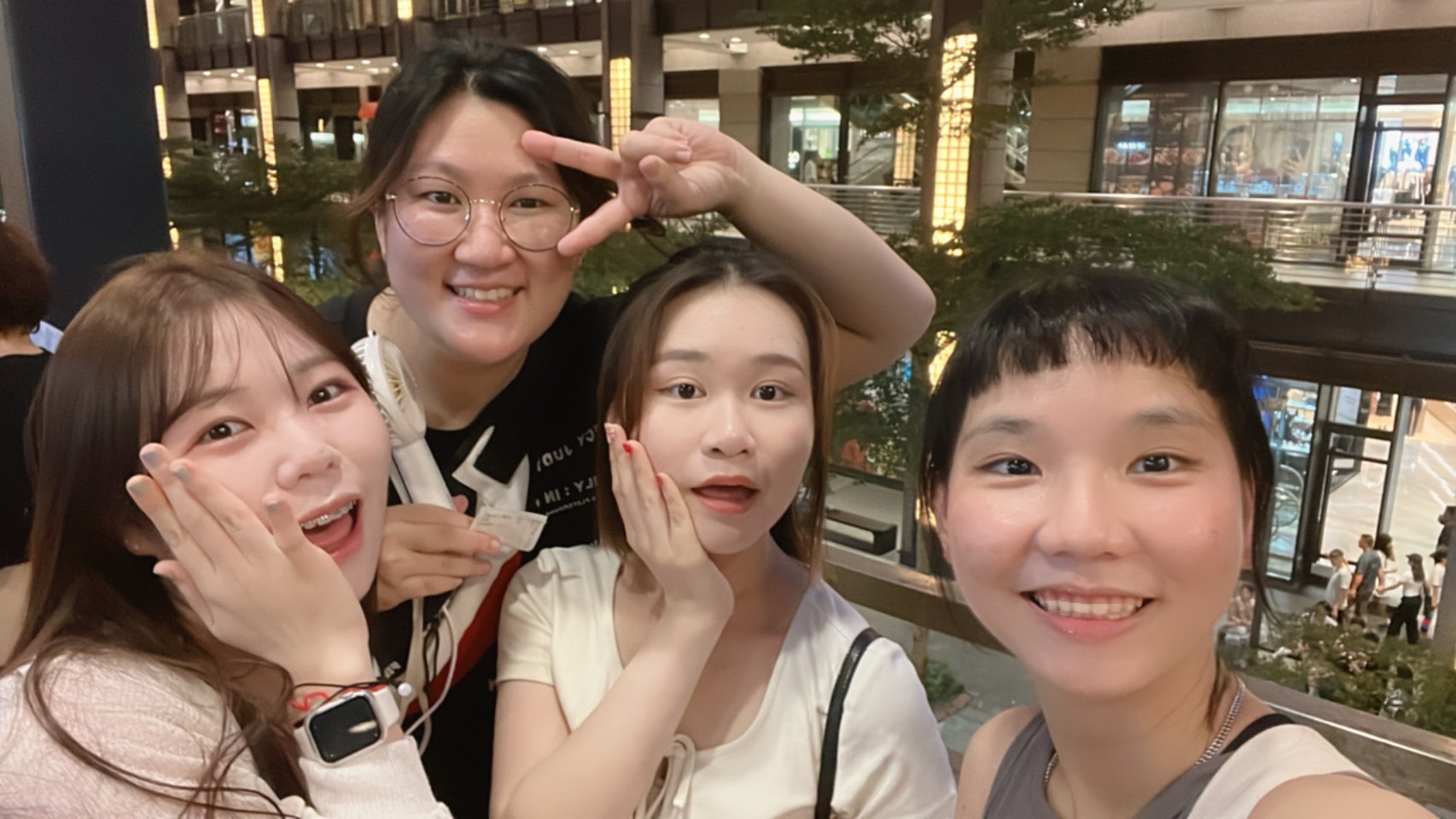 與大邱保健大學學生合影